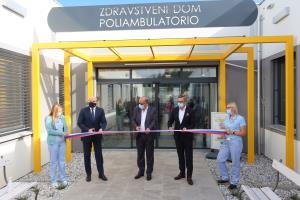 Razrez traku od leve proti desni župan Občine Piran, driektor ZD Piran, direktor LUMAR IG